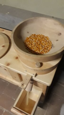 Il mulino a pietra che macina i cereali dell’azienda