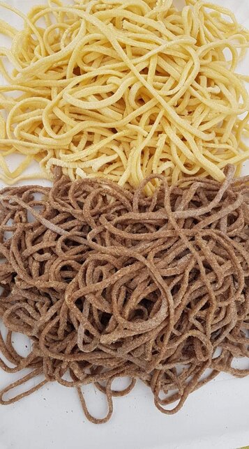 Tagliatelle fresche all’uovo e integrali, stese a mano prima del confezionamento